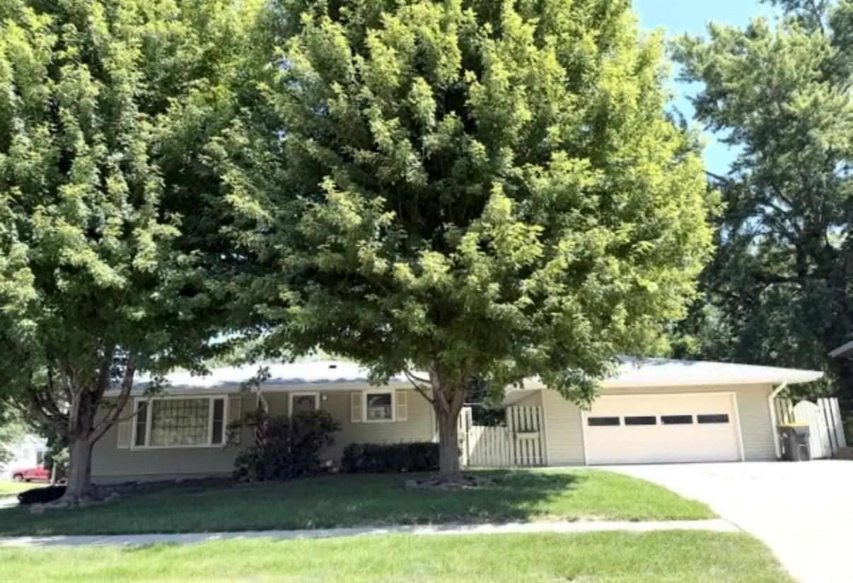 1100 Brookwood Dr, Iowa City, Iowa 52240 – Property Featured Image