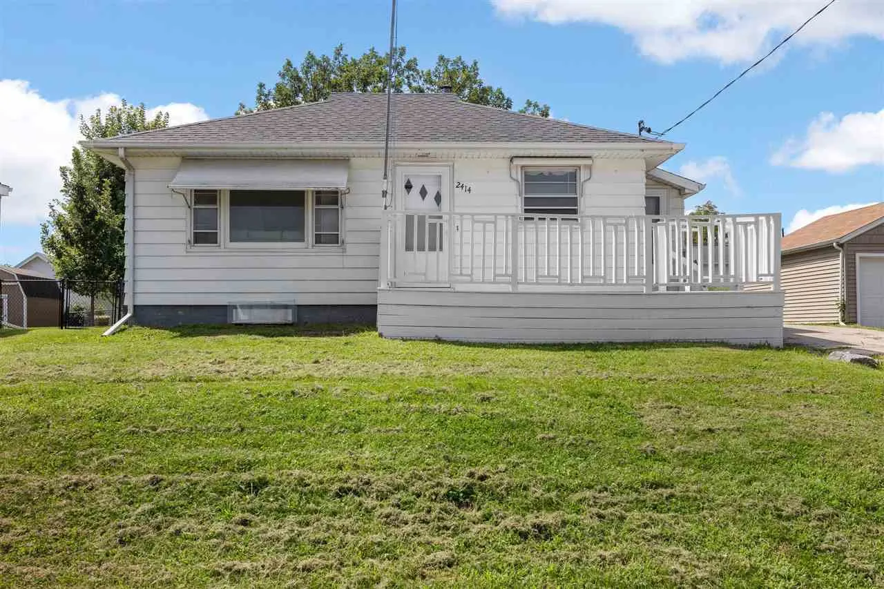 2414 Bowling St SW, Cedar Rapids, Iowa 52404 – Property Featured Image