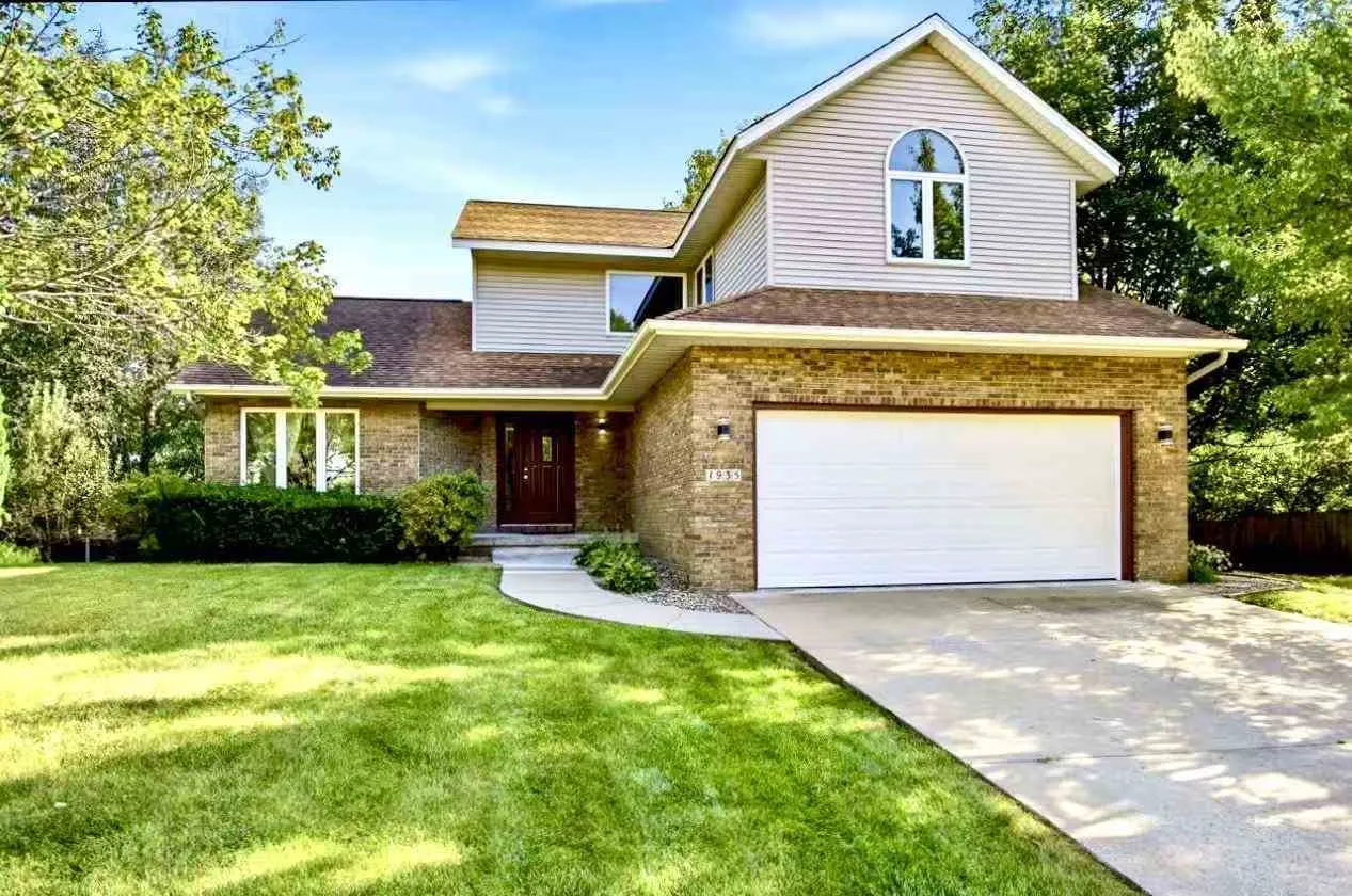 1935 Flanigan Ct, Iowa City, Iowa 52246 – Property Featured Image