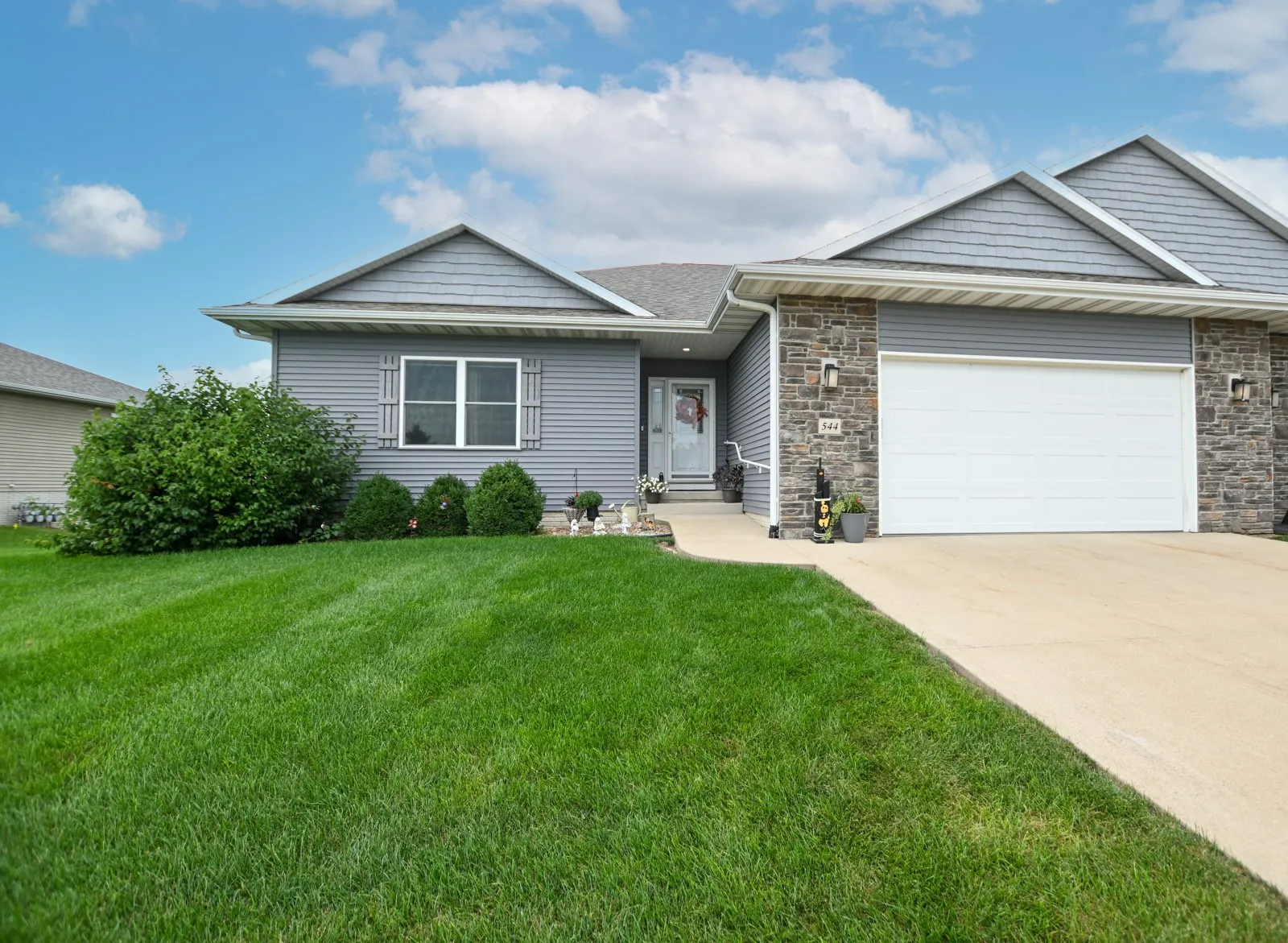 544 Meadow Oak Circle, Fairfax, Iowa 52228 – Property Featured Image