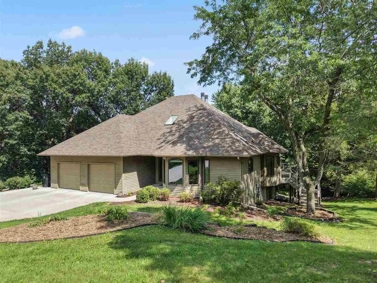 20 NE Eastview Pl, Iowa City, Iowa 52240 – Property Featured Image