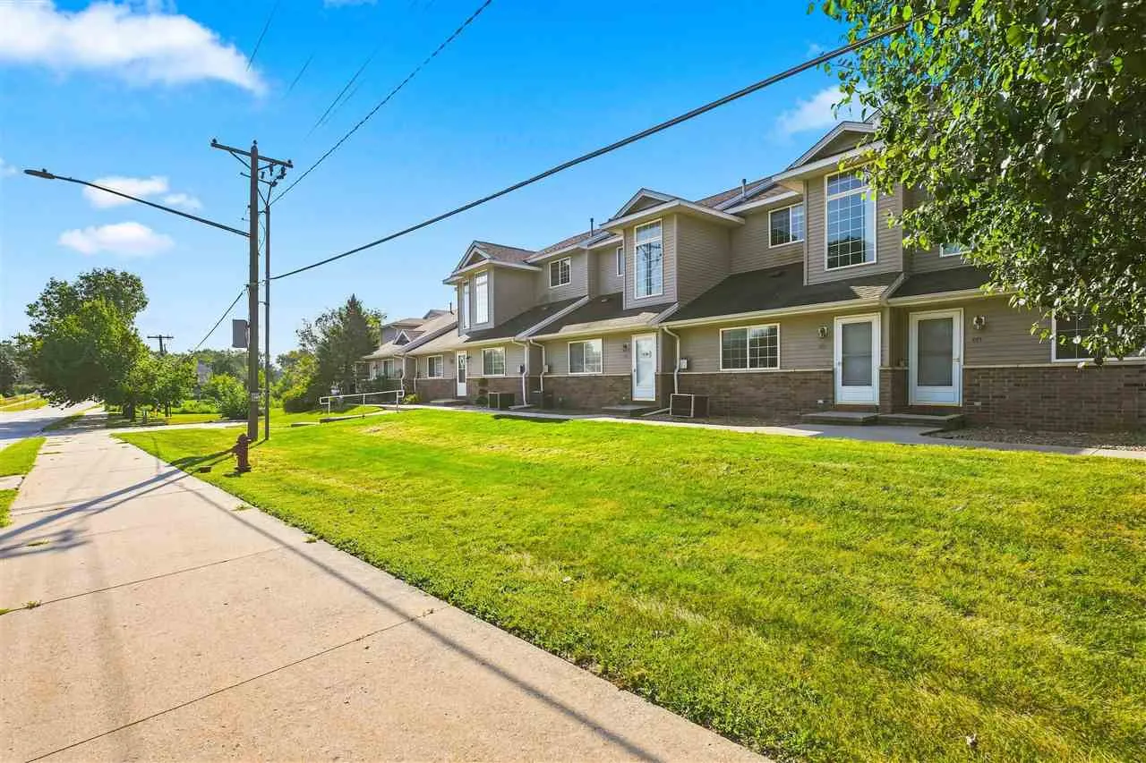 455 W Zeller St, North Liberty, Iowa 52317 – Property Featured Image