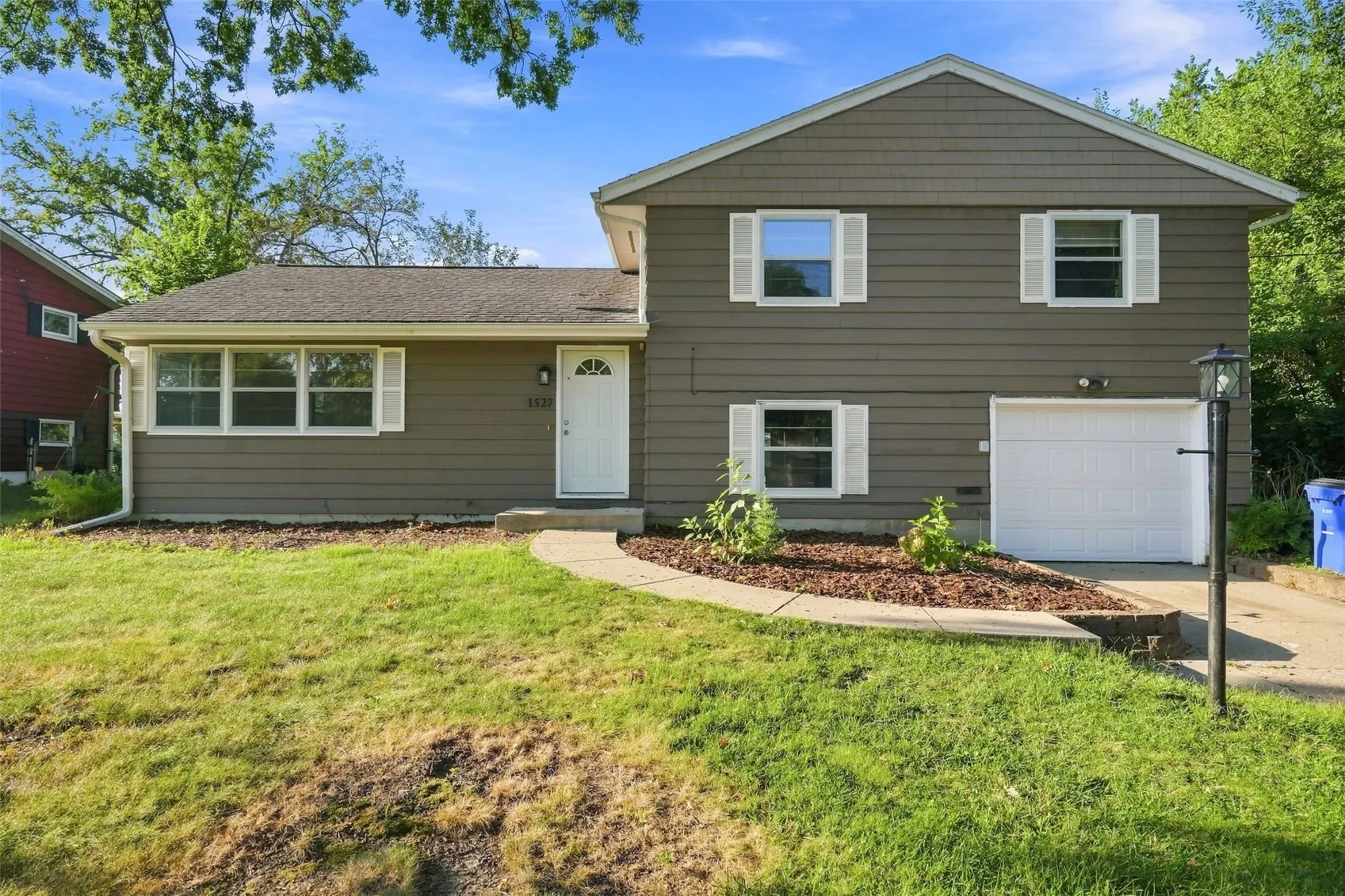 1527 29th Street NE, Cedar Rapids, Iowa 52402 – Property Featured Image