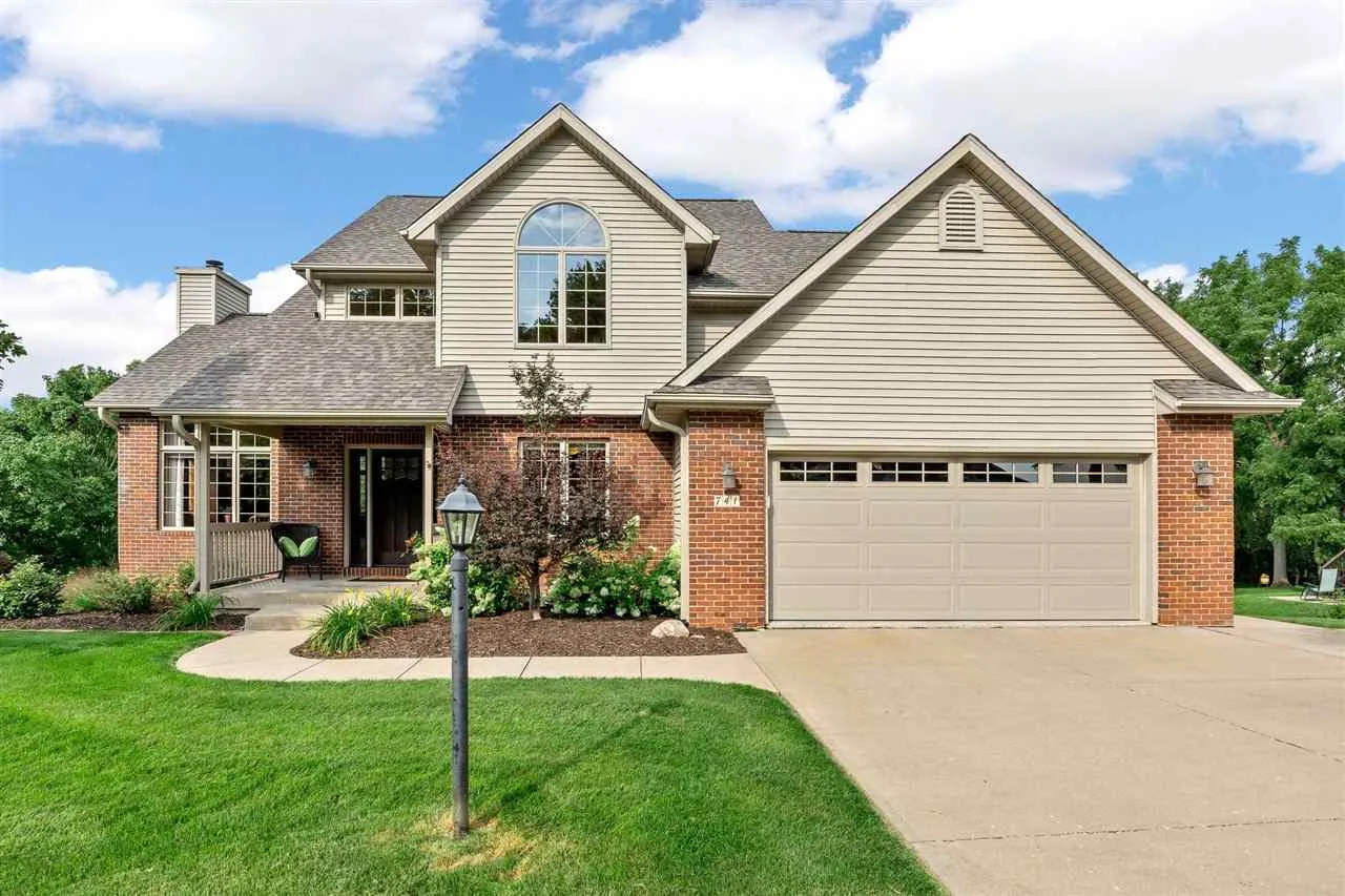 741 Arlington Dr, Iowa City, Iowa 52245 – Property Featured Image