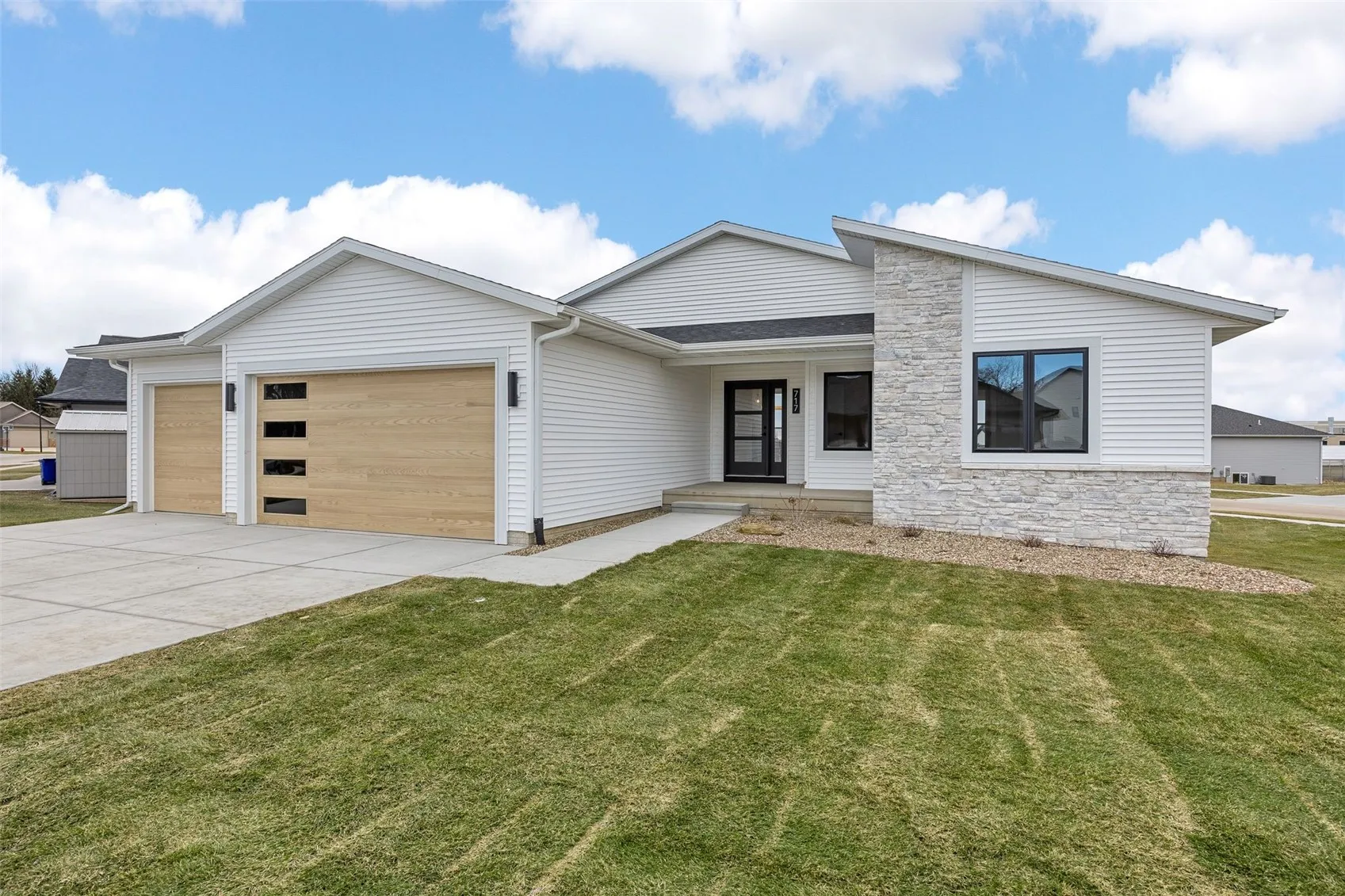 717 Pointer Circle, Center Point, Iowa 52213 – Property Featured Image