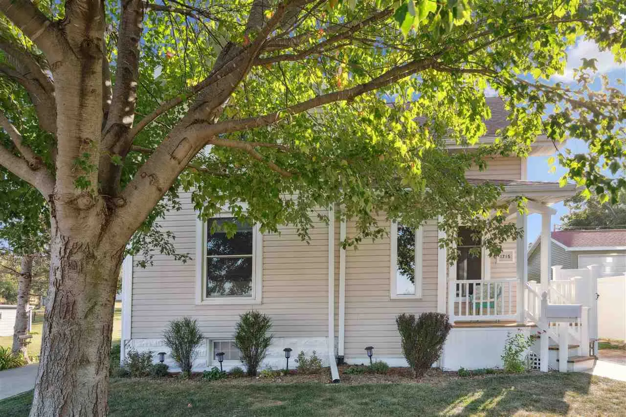 1715 7th Ave, Belle Plaine, Iowa 52208 – Property Featured Image