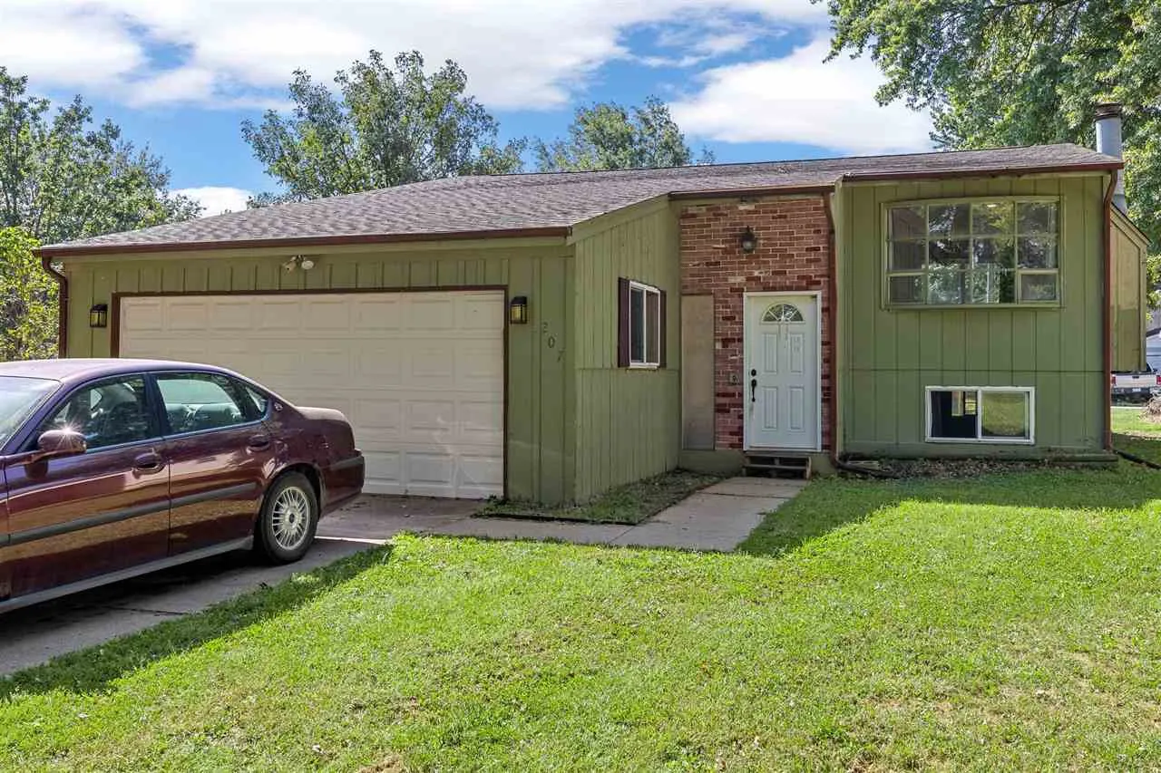 207 Washington St, Hills, Iowa 52235 – Property Featured Image