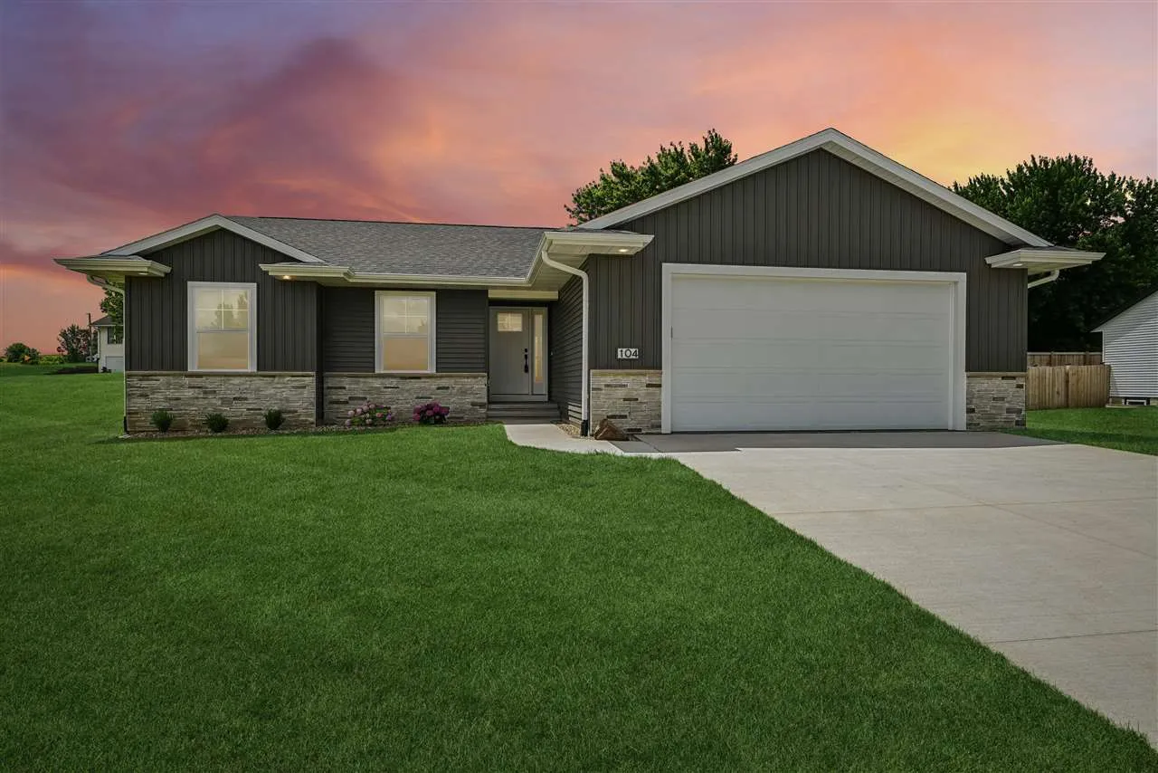 104 5th Ave Ct, Coggon, Iowa 52218 – Property Featured Image
