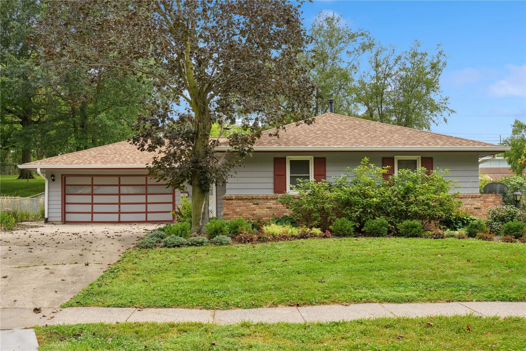 1417 Oakcrest Avenue, Iowa City, Iowa 52246 – Property Featured Image