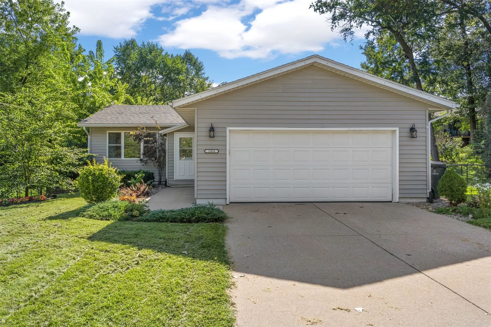 1004 Westwood Drive NW, Cedar Rapids, Iowa 52405 – Property Featured Image