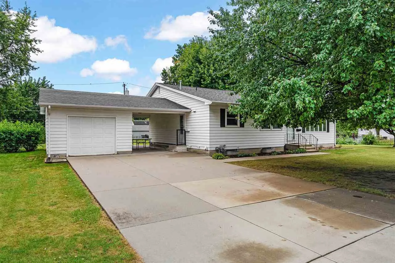 1015 29th St NE, Cedar Rapids, Iowa 52402 – Property Featured Image