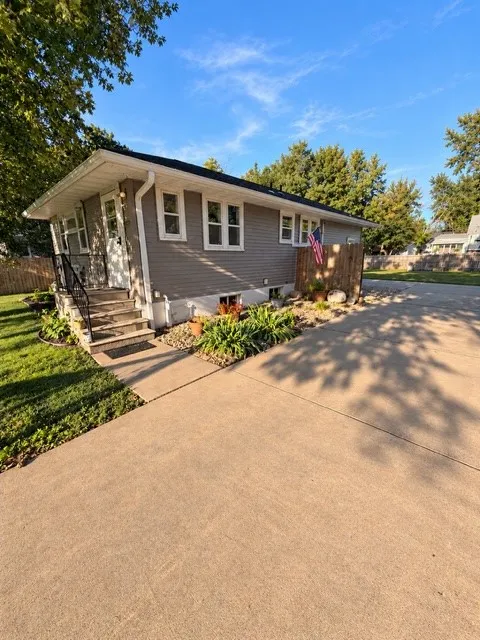 3823 E Avenue NE, Cedar Rapids, Iowa 52402 – Property Featured Image