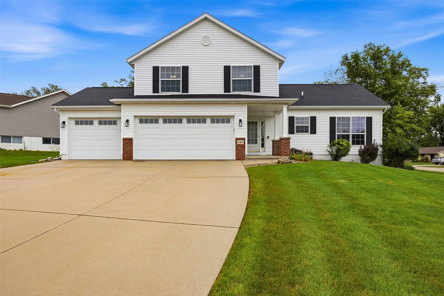 507 Hearthstone Drive NW, Cedar Rapids, Iowa 52405 – Property Featured Image