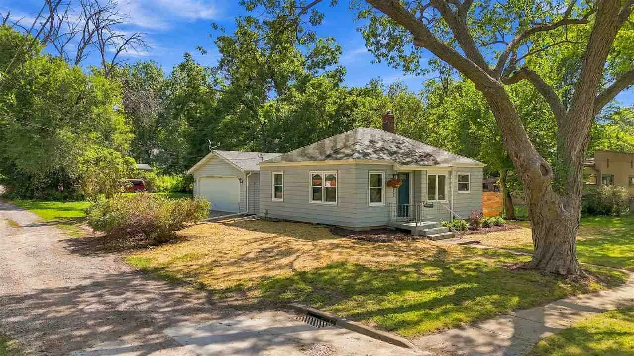 922 6th Ave, Iowa City, Iowa 52240 – Property Featured Image