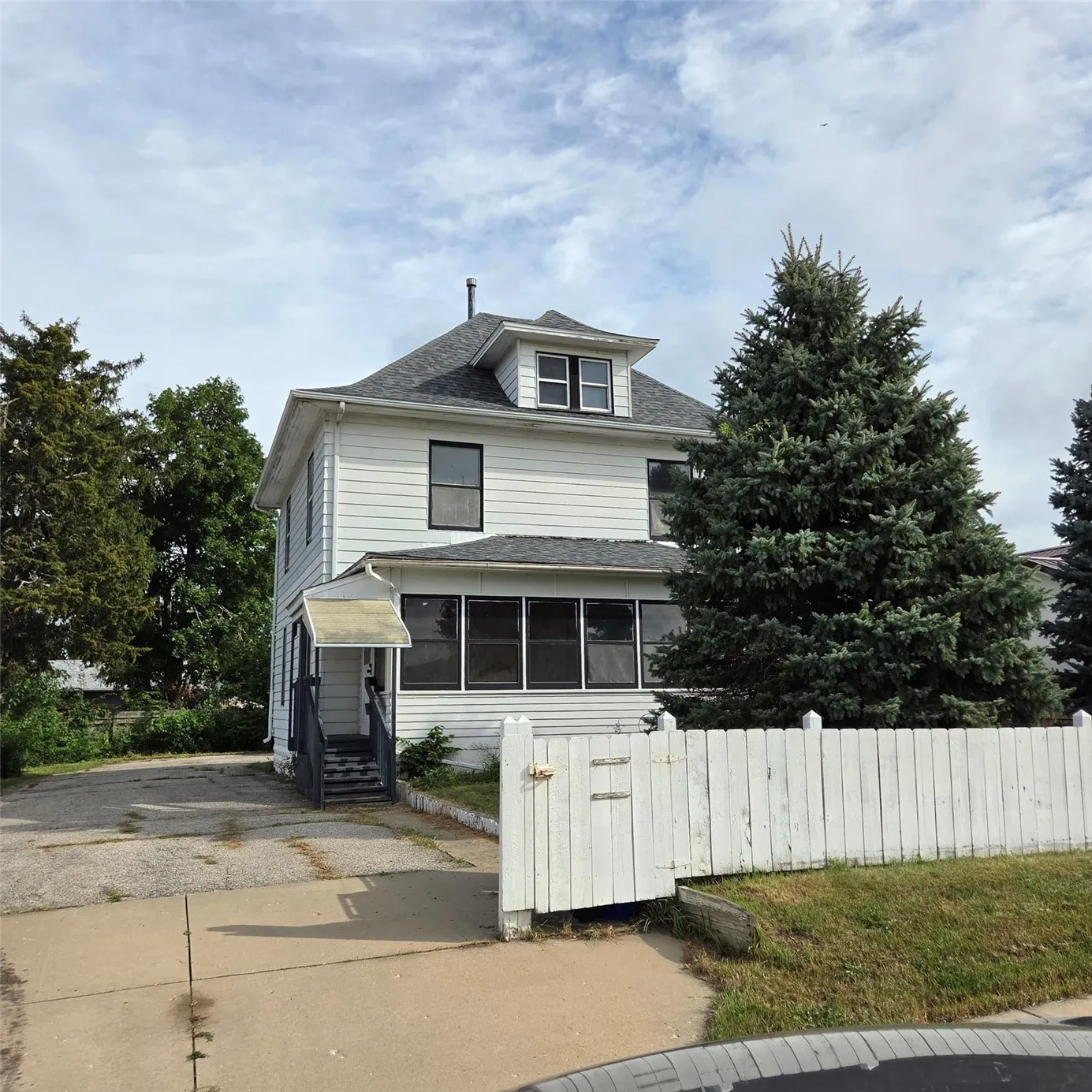 2828 33rd Ave SW, Cedar Rapids, Iowa 52404 – Property Featured Image