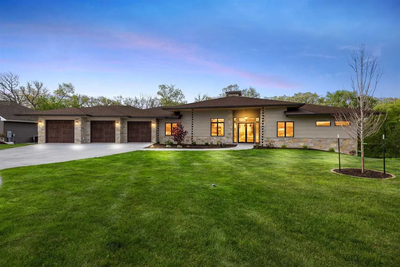 215 North Ridge Pl, Kalona, Iowa 52247 – Property Featured Image