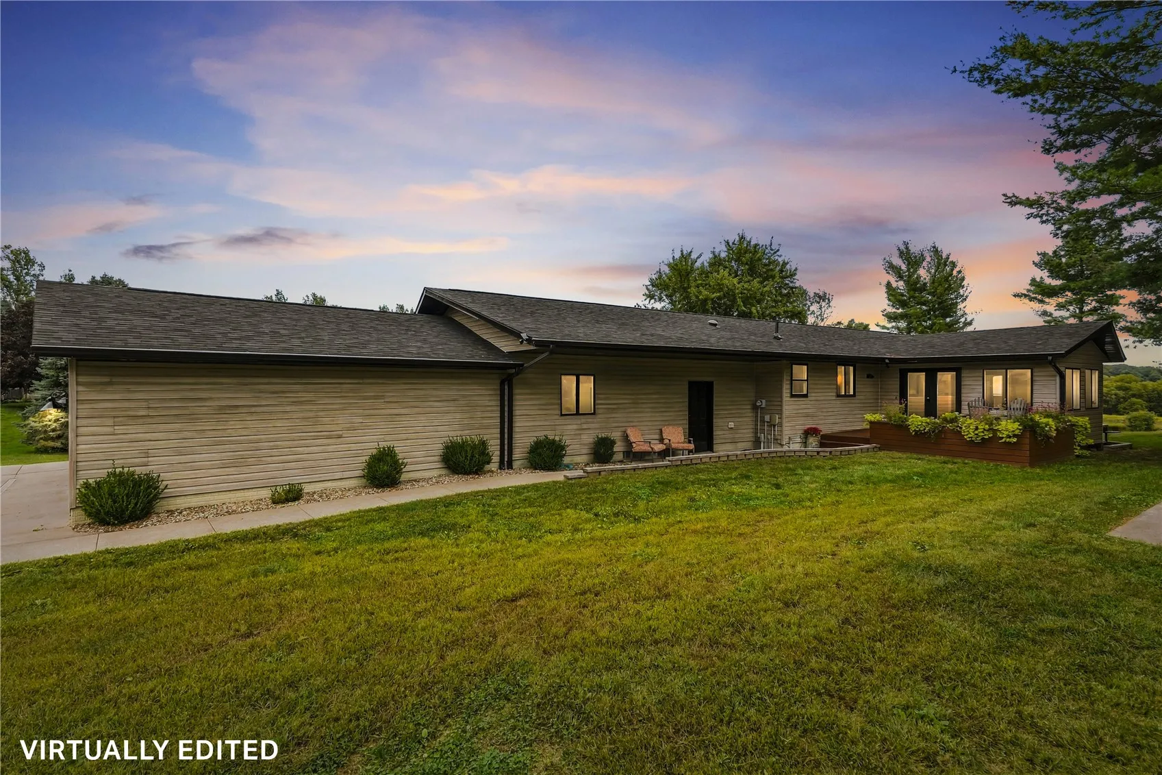 3307 55th Street Trl, Center Point, Iowa 52213 – Property Featured Image
