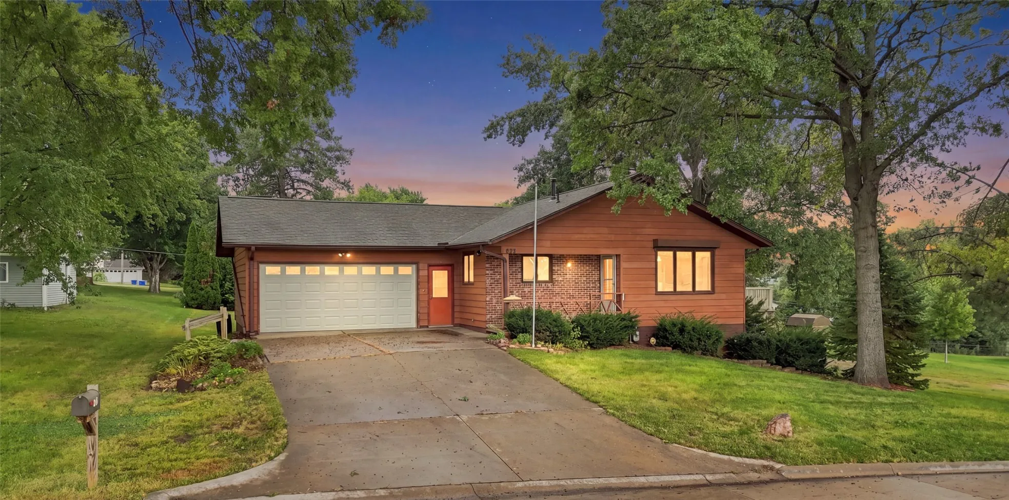 812 12th Street, Kalona, Iowa 52247 – Property Featured Image