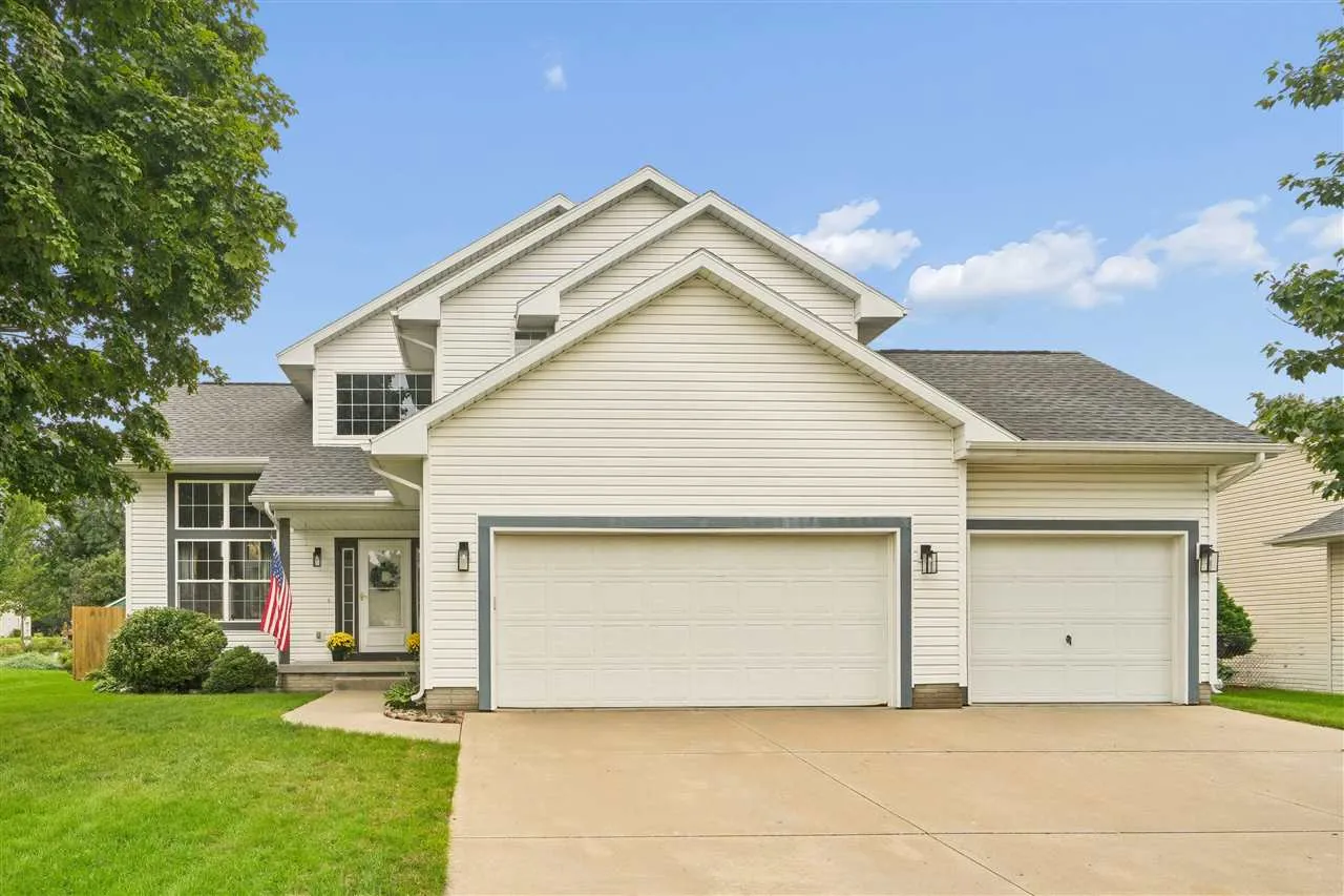 235 N 18th Ave, Hiawatha, Iowa 52233 – Property Featured Image