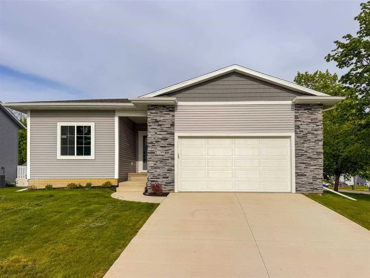2209 Milligan Court, Cedar Rapids, Iowa 52404-0000 – Property Featured Image