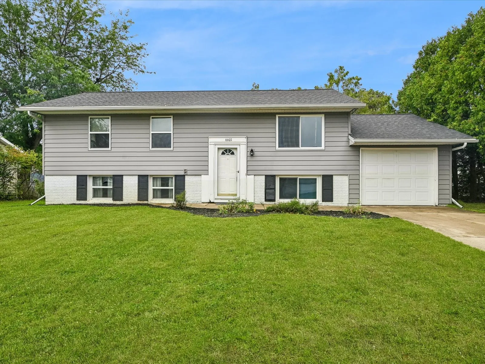 6601 Arbor Lane NE, Cedar Rapids, Iowa 52402 – Property Featured Image