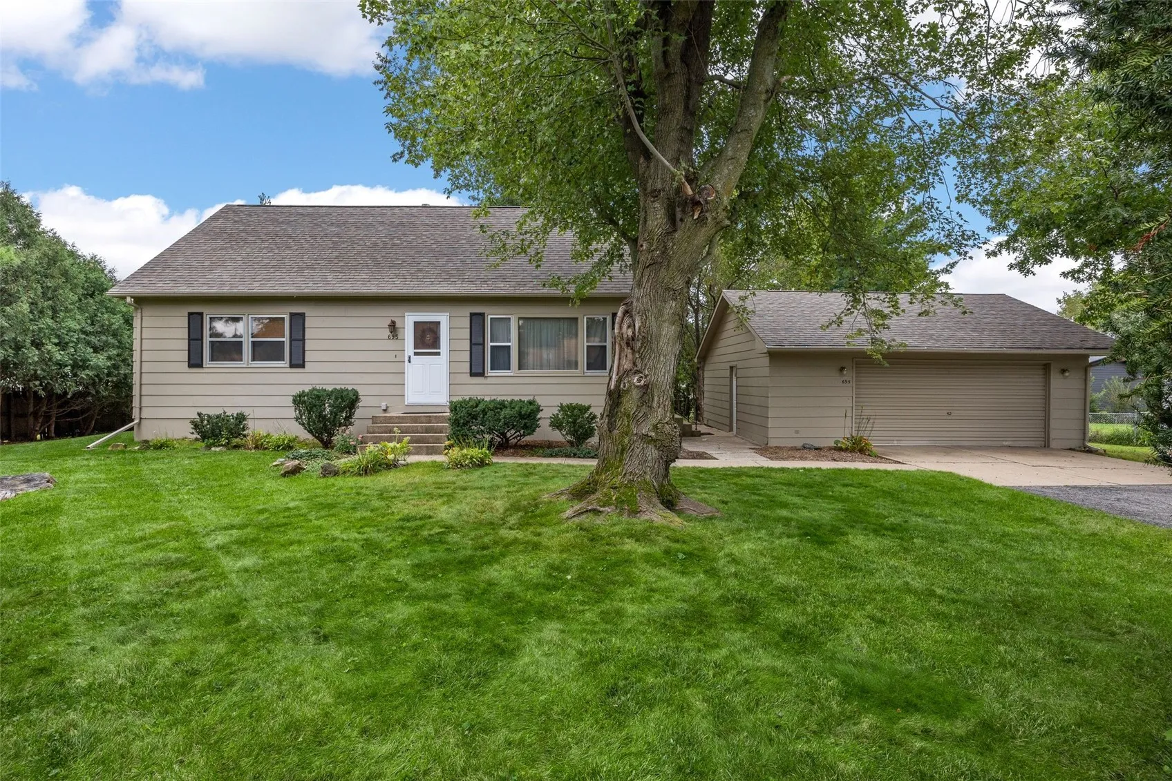 695 Eastview Drive, Robins, Iowa 52328 – Property Featured Image