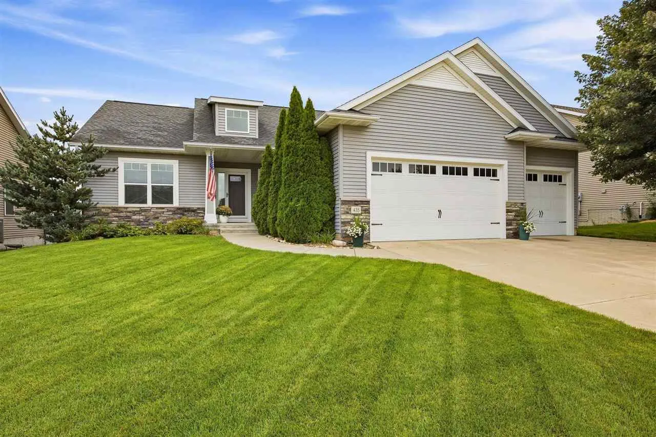 435 Oak Park Circle, Marion, Iowa 52302 – Property Featured Image