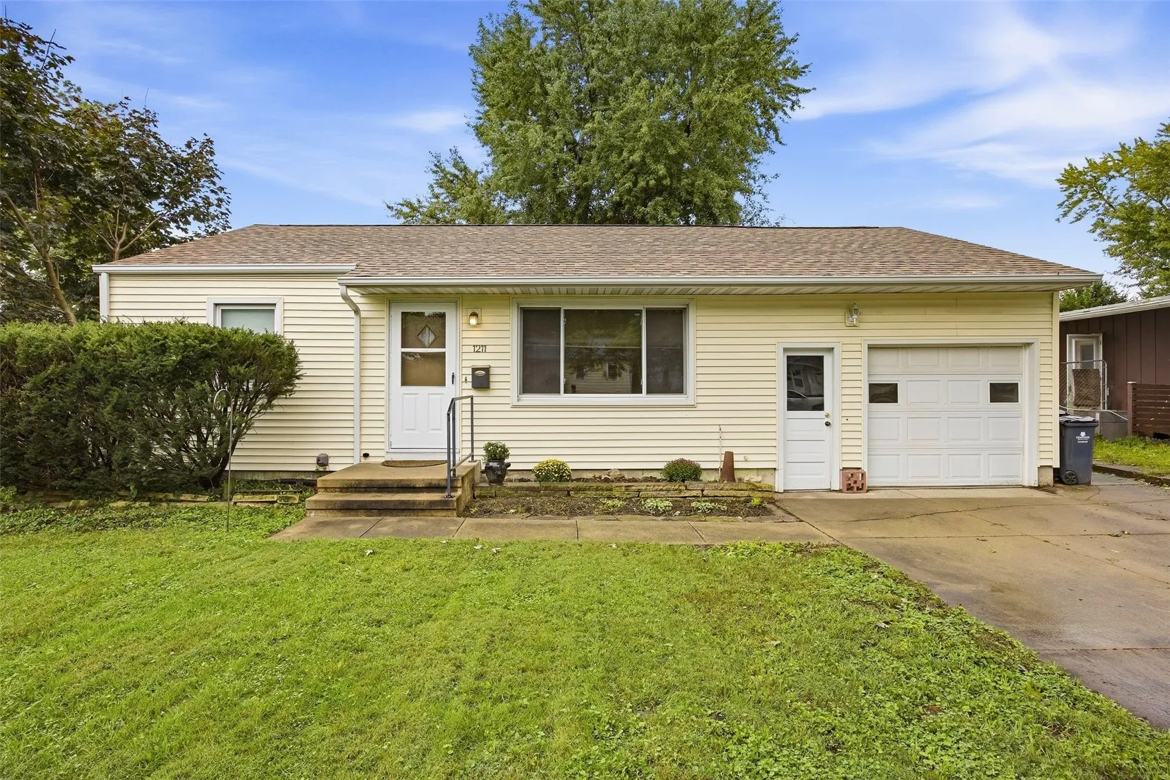1211 Crestview Drive SE, Cedar Rapids, Iowa 52403 – Property Featured Image