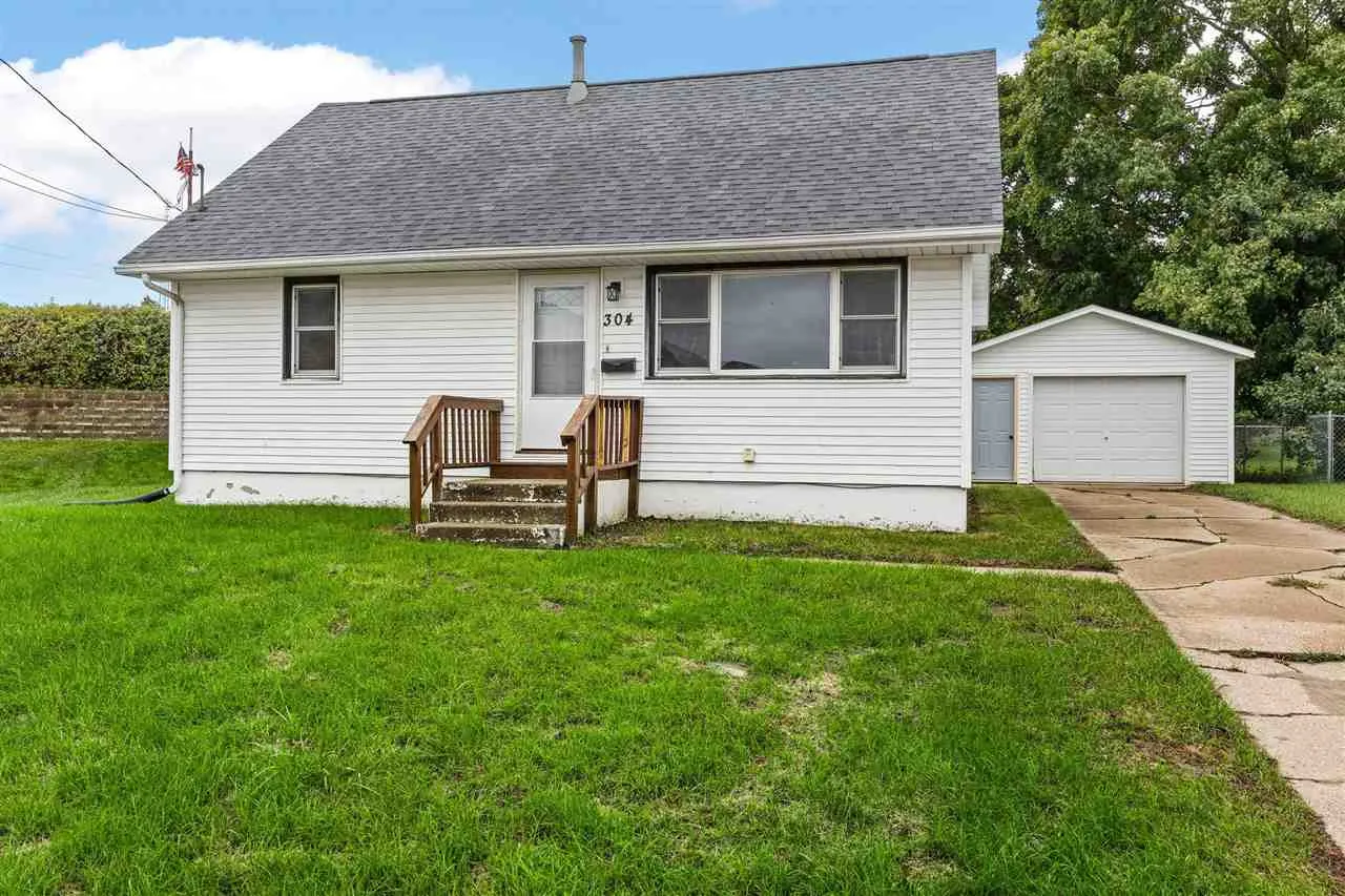 304 B Ave, Hiawatha, Iowa 52233 – Property Featured Image