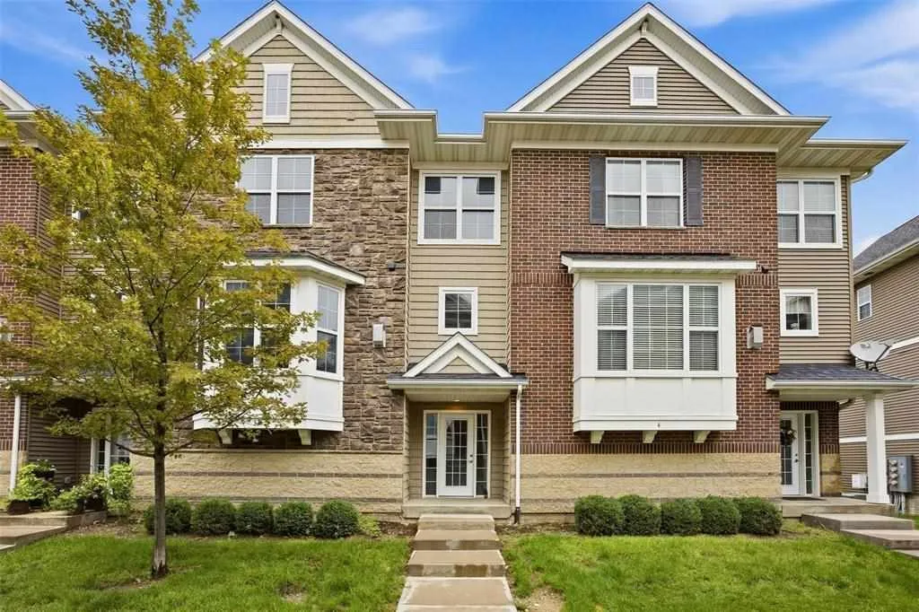 350 Clark Dr Unit 3, Coralville, Iowa 52241 – Property Featured Image
