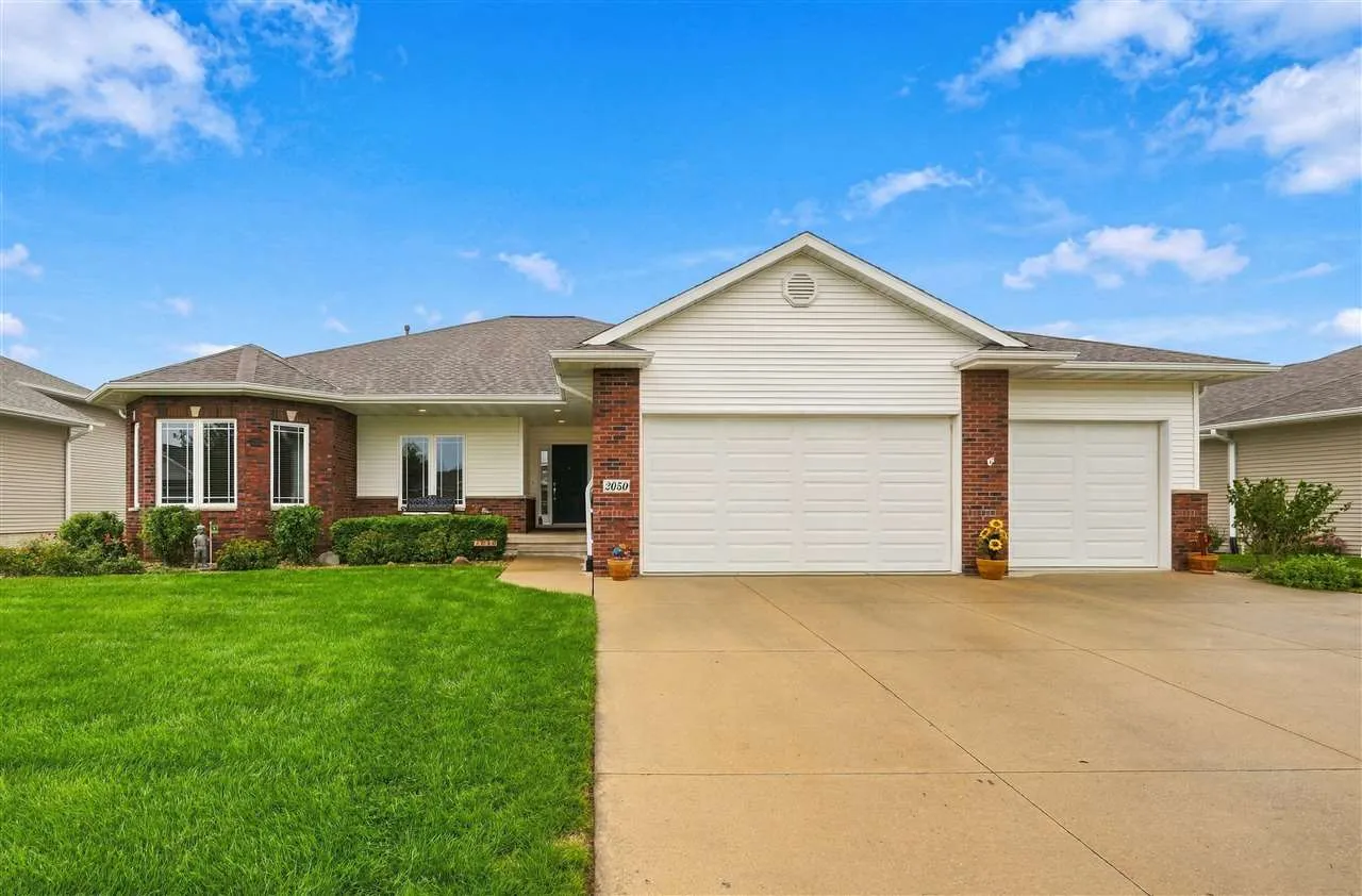 2050 Rosewood Ridge Dr, Marion, Iowa 52302 – Property Featured Image
