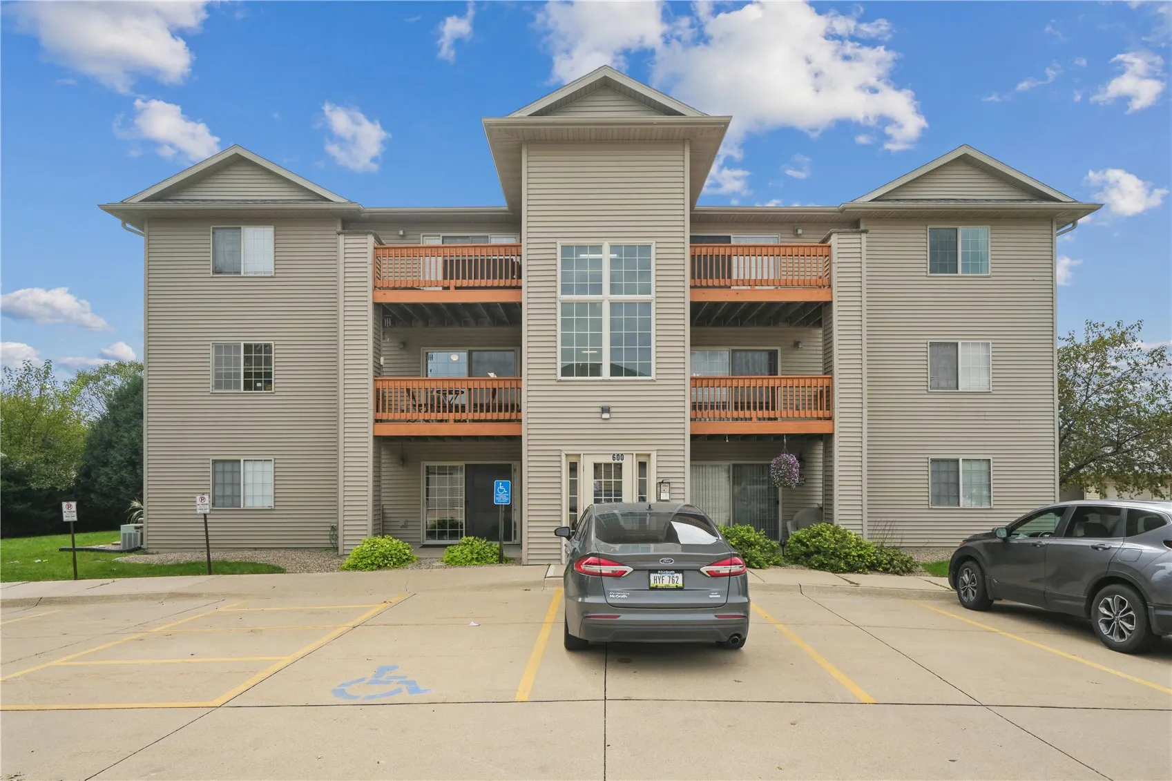 600 Colton Circle NE Unit 8, Cedar Rapids, Iowa 52402 – Property Featured Image