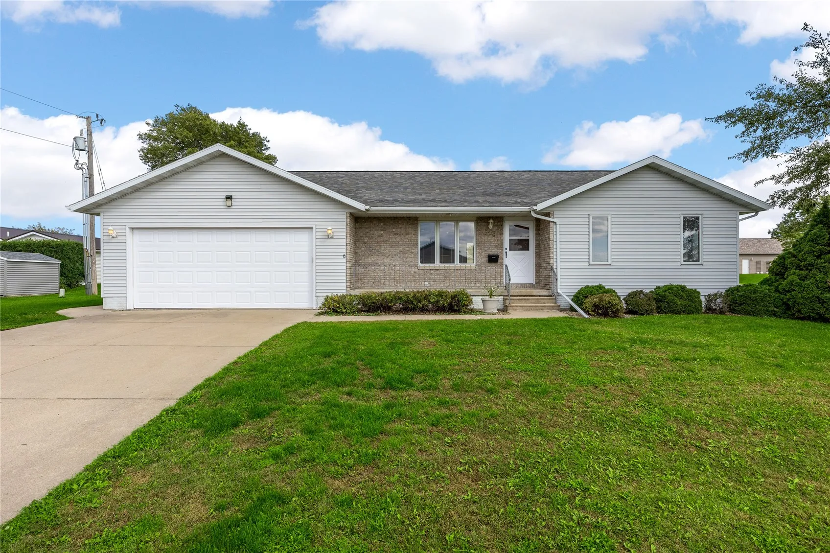 506 3rd Avenue, Newhall, Iowa 52315 – Property Featured Image
