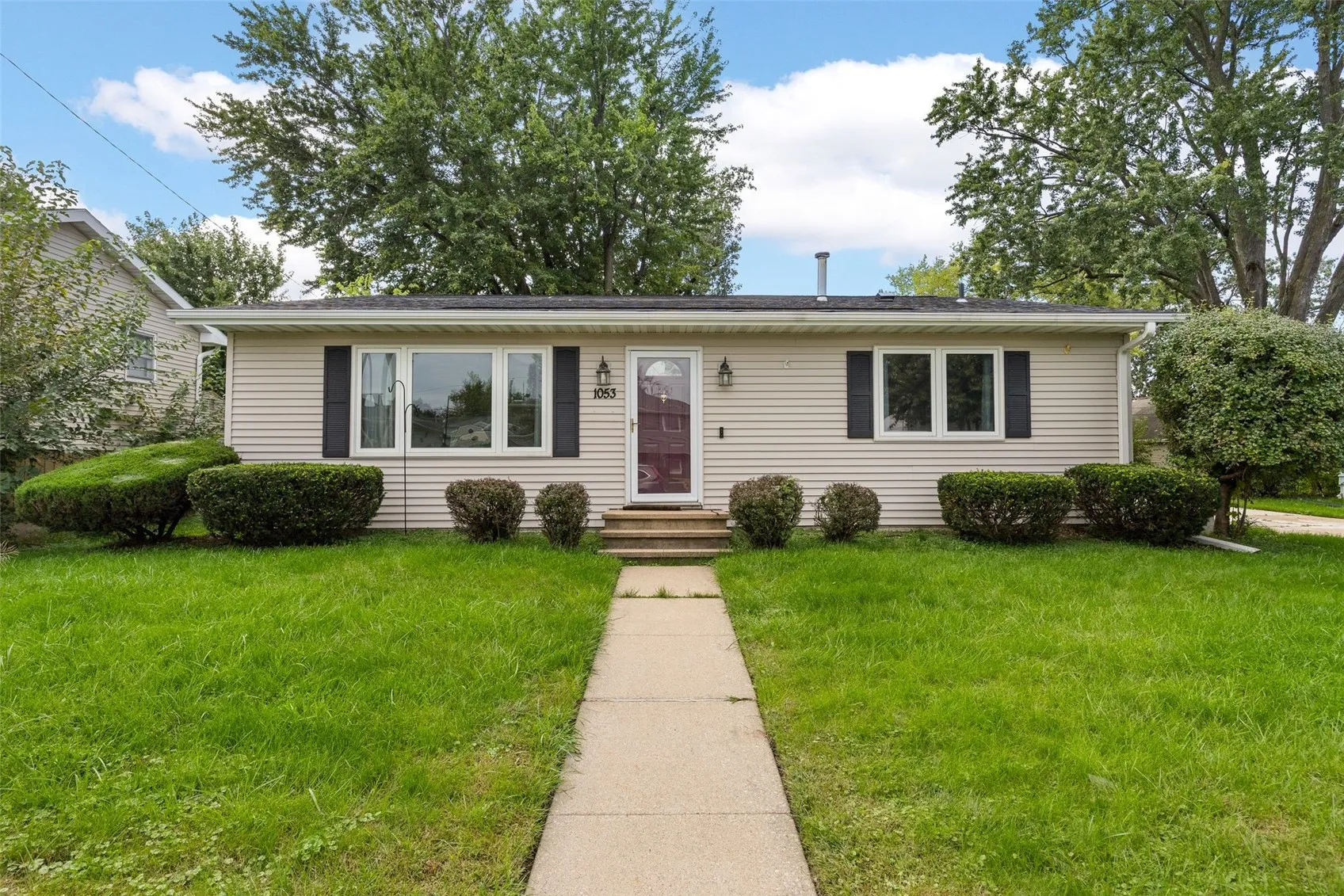 1053 Rainbow Blvd, Hiawatha, Iowa 52233 – Property Featured Image