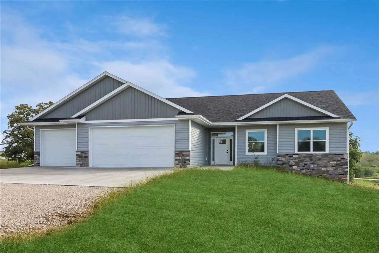 2792 Firefox Drive, Williamsburg, Iowa 52361 – Property Featured Image