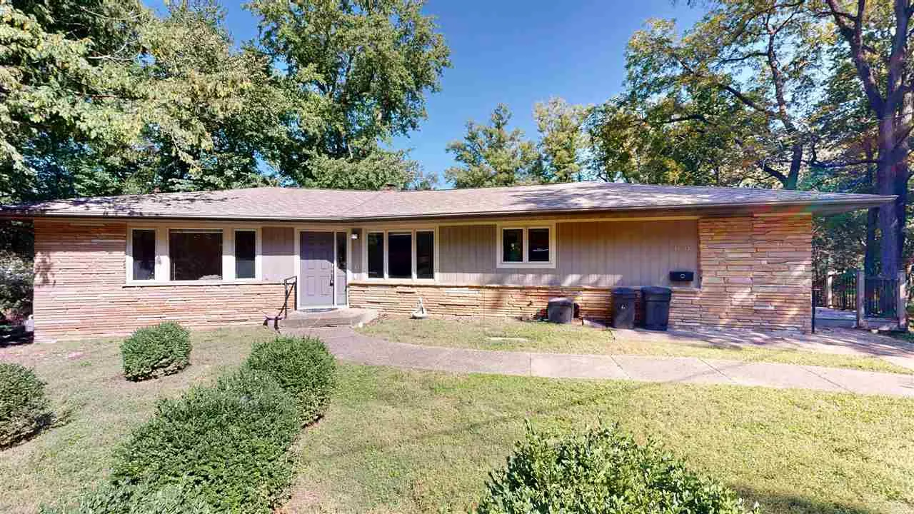 1050 Woodlawn Ave, Iowa City, Iowa 52245-4446 – Property Featured Image