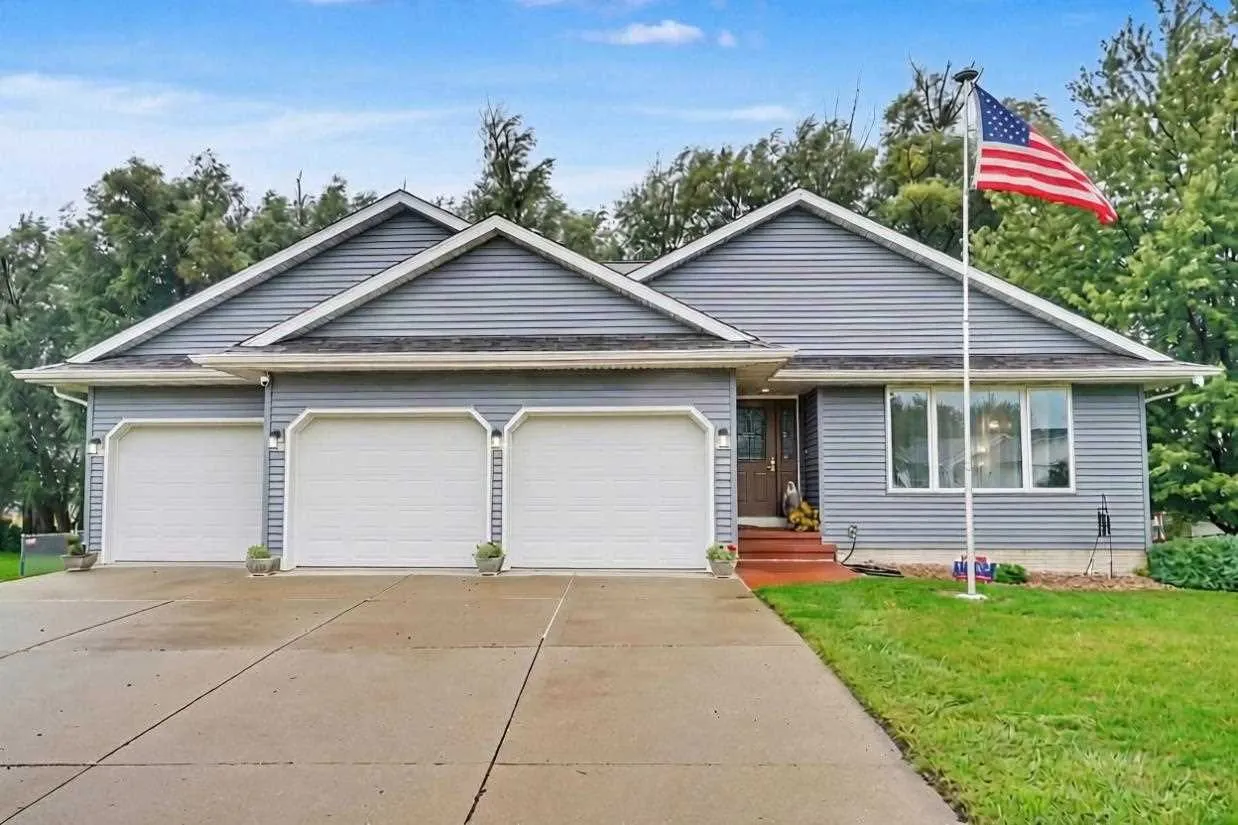 811 Valley Ct, Center Point, Iowa 52213 – Property Featured Image
