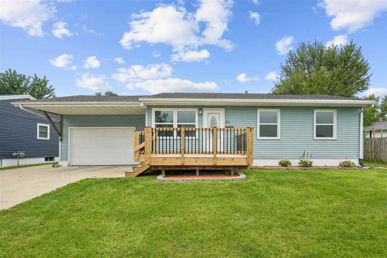 311 Cherry Hill Rd NW, Cedar Rapids, Iowa 52405 – Property Featured Image