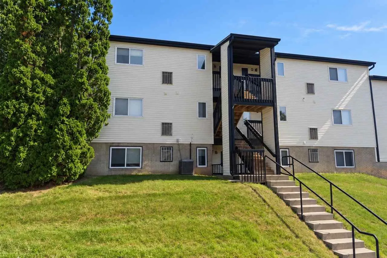 2620 Westwinds Dr Unit 9, Iowa City, Iowa 52246 – Property Featured Image
