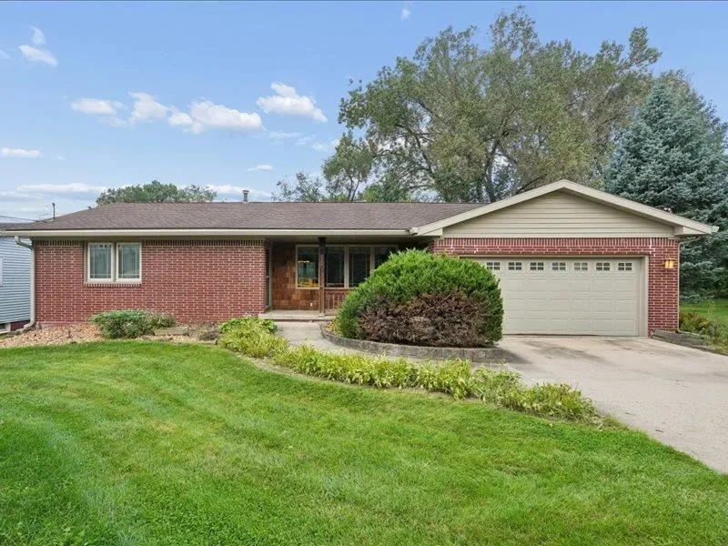 920 Westwood DR NW, Cedar Rapids, Iowa 52404 – Property Featured Image