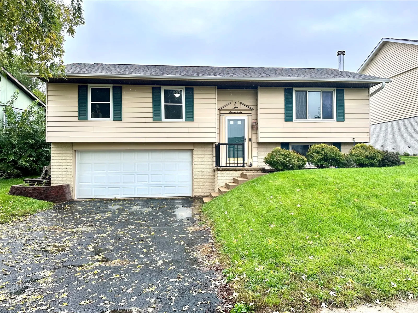 1612 Parkwood Lane NE, Cedar Rapids, Iowa 52402 – Property Featured Image