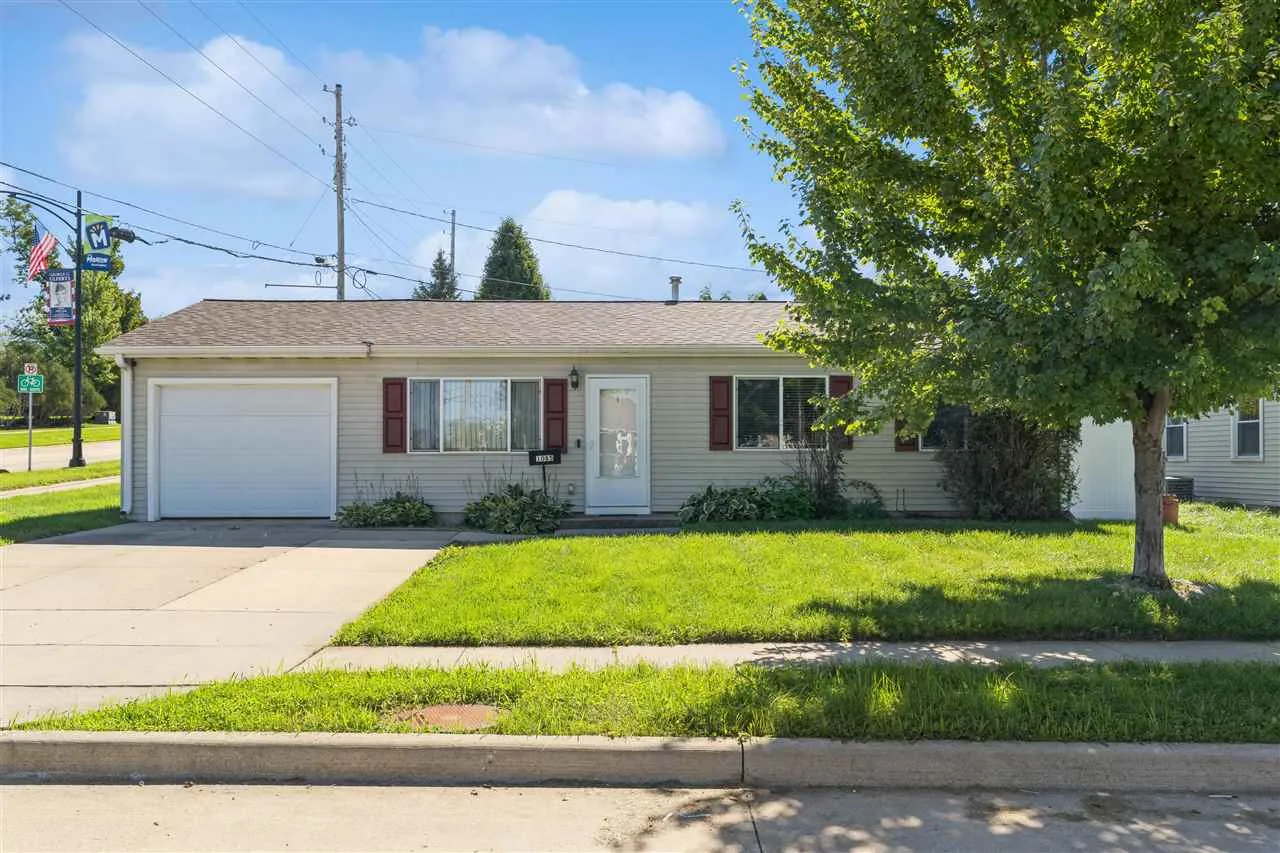 1085 Fairview Dr, Marion, Iowa 52302 – Property Featured Image