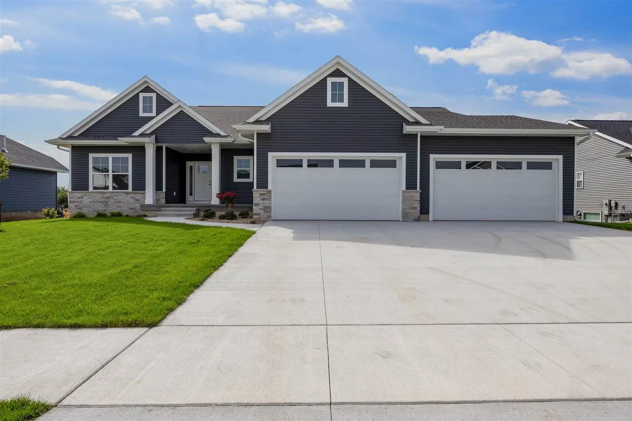 3007 Prairielight Ct, Hiawatha, Iowa 52233 – Property Featured Image