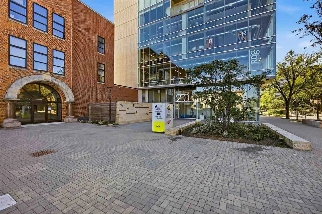 201 E Washington St Unit 902, Iowa City, Iowa 52240 – Property Featured Image