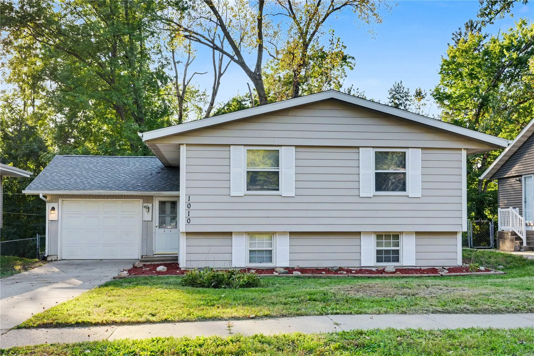 1010 Pawnee Dr NW, Cedar Rapids, Iowa 52405 – Property Featured Image