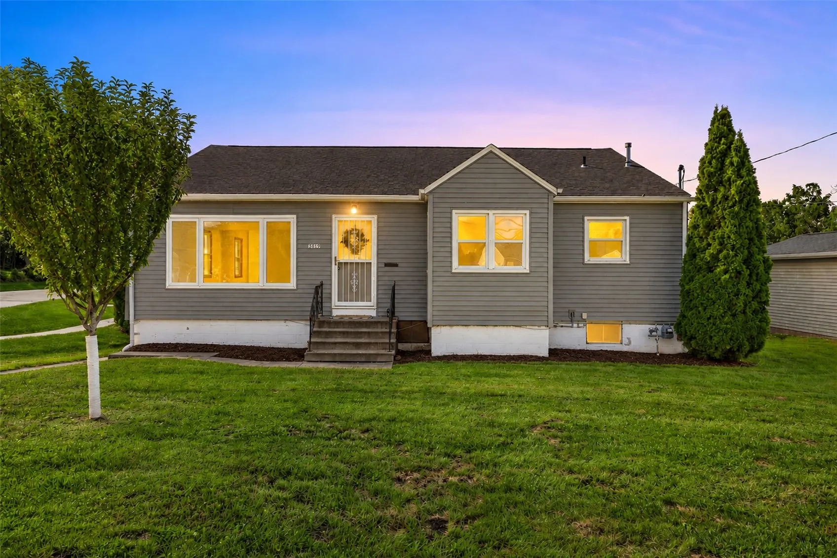 3019 Oakland Rd NE, Cedar Rapids, Iowa 52402 – Property Featured Image