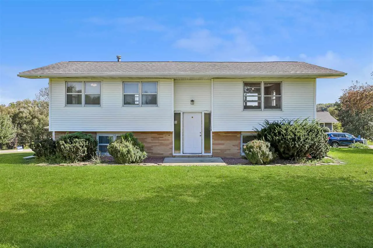 1733 Lake Front Dr NE, Solon, Iowa 52333 – Property Featured Image