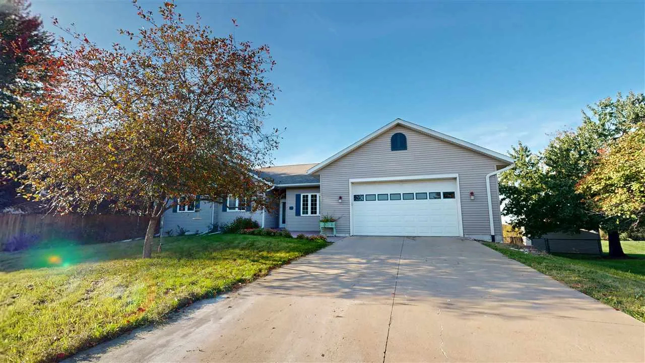 60 Goldfinch Cir, Iowa City, Iowa 52245-4120 – Property Featured Image