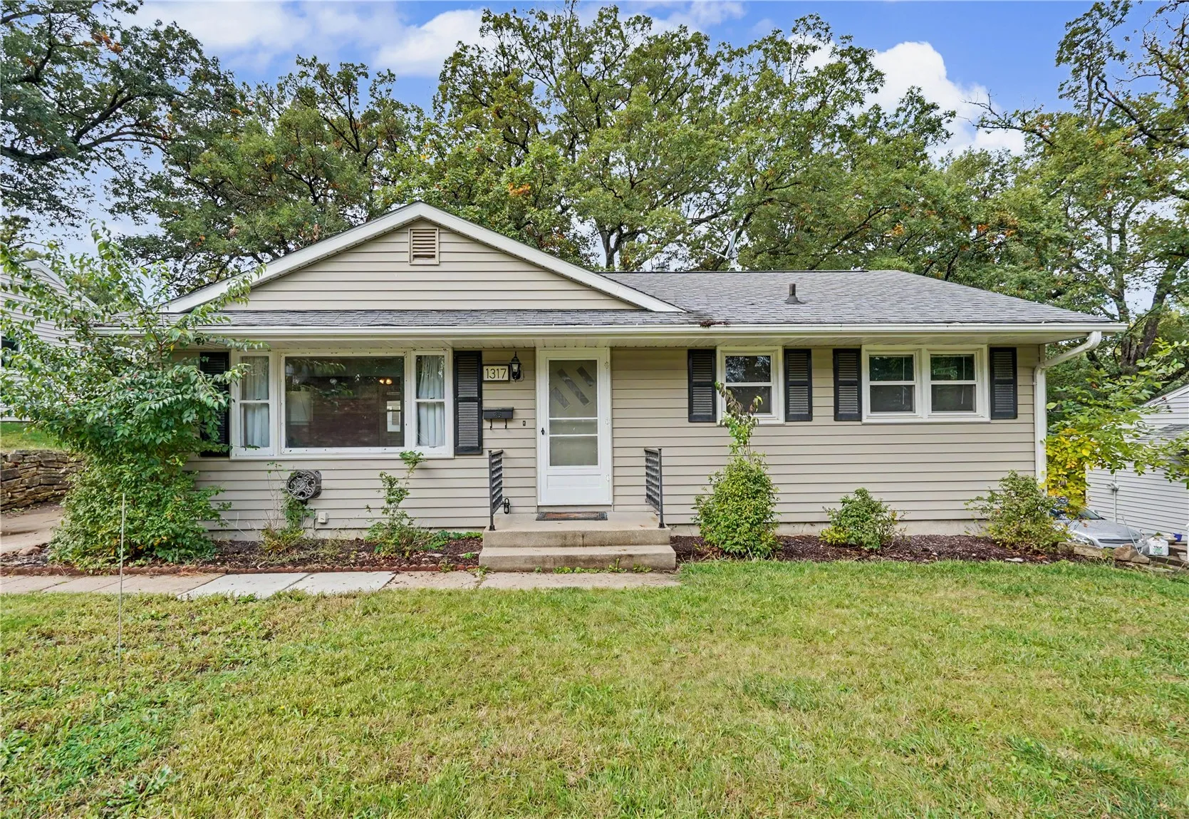 1317 Memorial Dr, Cedar Rapids, Iowa 52403 – Property Featured Image