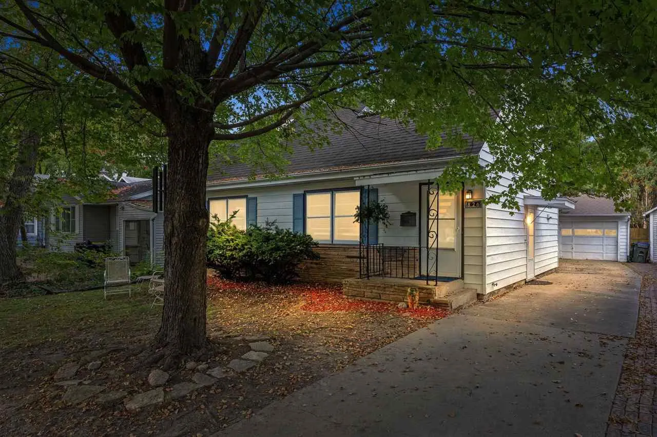 826 Walnut St, Iowa City, Iowa 52240 – Property Featured Image